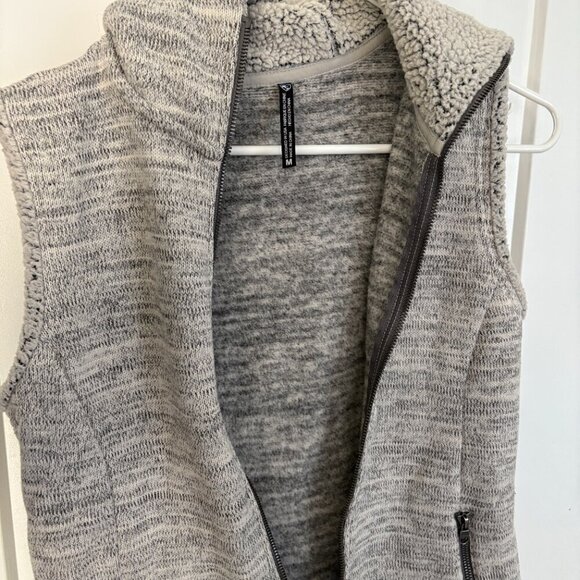 Kuhl Alaska Fleece Vest Womens Medium Grey Sherpa Hooded Outdoor Gorpcore Winter - Picture 3 of 9